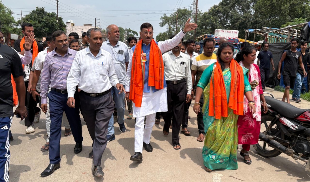Street vendors in Pandra to get a permanent location; Union Minister Sanjay Seth and Mayor Roshni Khalkho inspected the government land.