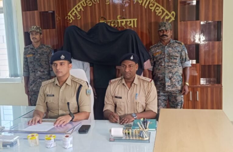 Chatra Police's major crackdown on brown sugar smuggling; three accused arrested.