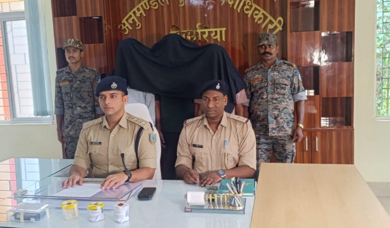 Chatra Police's major crackdown on brown sugar smuggling; three accused arrested.