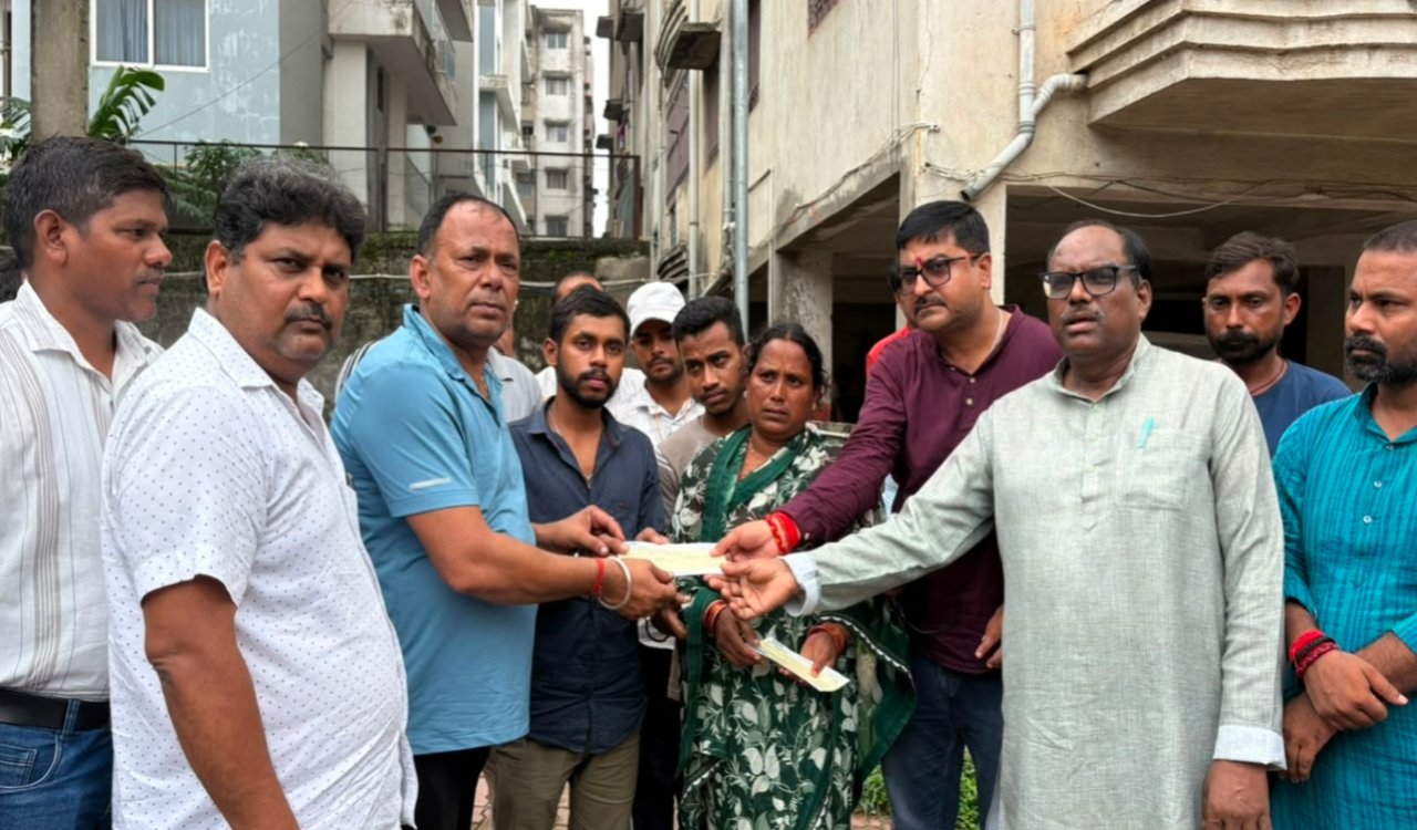 Jamshedpur: Worker dies from electric shock via pipe; family gets major relief with 10 lakh rs compensation.