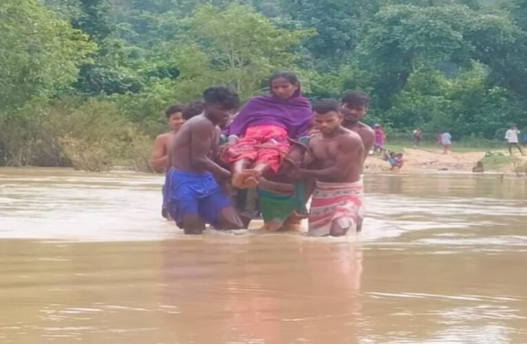 खूंटी की कड़वी सच्चाई: जहाँ ‘विकास’ पहुंचता है, वहां सड़क-पुल नहीं, कंधे पर लादकर ले जाना पड़ता है प्रसव पीड़ा में तड़पती महिला को