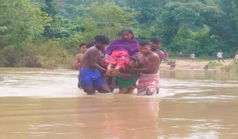 खूंटी की कड़वी सच्चाई: जहाँ ‘विकास’ पहुंचता है, वहां सड़क-पुल नहीं, कंधे पर लादकर ले जाना पड़ता है प्रसव पीड़ा में तड़पती महिला को