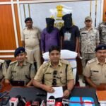 गोड्डा ज्वेलर्स लूटकांड का खुलासा, दो आरोपी गिरफ्तार; हथियार, बाइक और गलाया हुआ सोना बरामद Godda jeweller robbery case solved, two accused arrested; weapons, bike, and melted gold recovered.