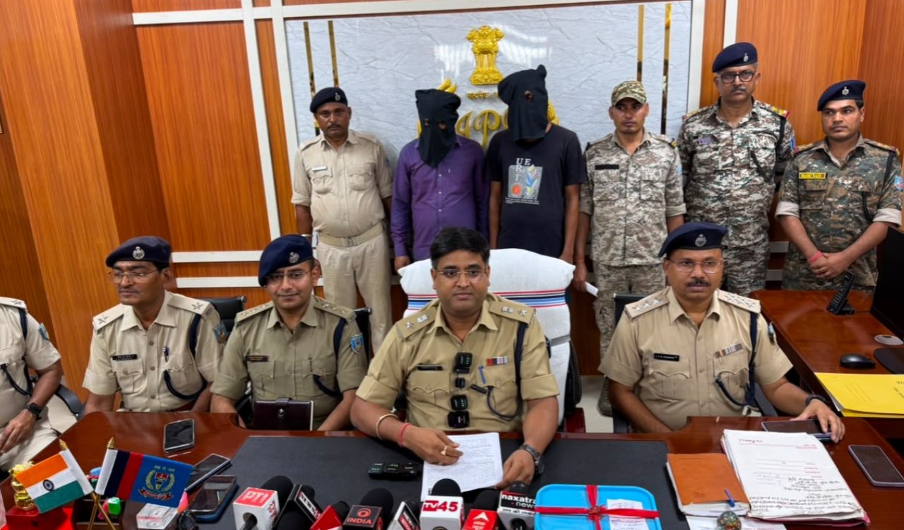 Godda jeweller robbery case solved, two accused arrested; weapons, bike, and melted gold recovered.
