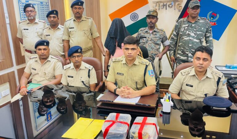 रामगढ़ ज्वेलर्स डकैती कांड का मुख्य साजिशकर्ता गिरफ्तार, हथियार और लूटे गए गहने बरामद