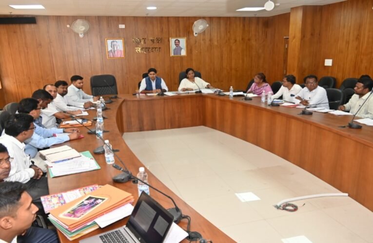 लोहरदगा: उपायुक्त ने आईटीडीए की योजनाओं की समीक्षा में दिखाई सख्ती, लंबित कार्यों को समय सीमा में पूरा करने के दिए निर्देश