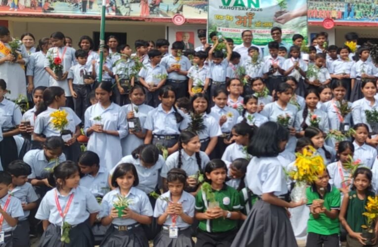 सिमडेगा: डीएवी पब्लिक स्कूल में ‘मां के नाम एक पेड़’ अभियान के साथ धूमधाम से मनाया गया वन महोत्सव