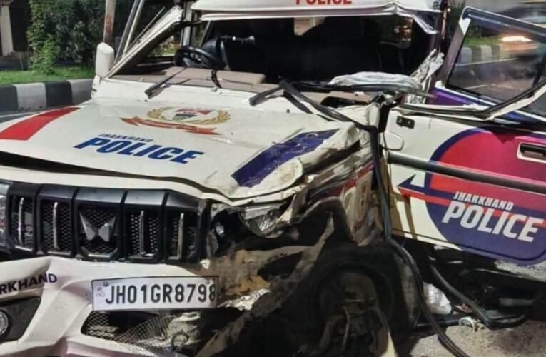 धनबाद में सड़क हादसे में हजारीबाग पुलिस के जवान की मौत, तीन पुलिसकर्मी घायल
