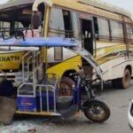 चाईबासा में बस से टकराया अनियंत्रित ई-रिक्शा, 4 यात्री घायल Out-of-control e-rickshaw collides with bus in Chaibasa; 4 passengers injured.