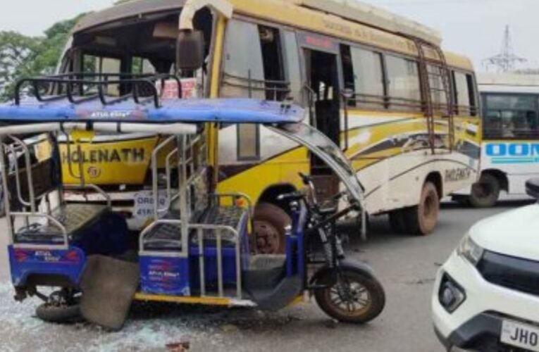 चाईबासा में बस से टकराया अनियंत्रित ई-रिक्शा, 4 यात्री घायल