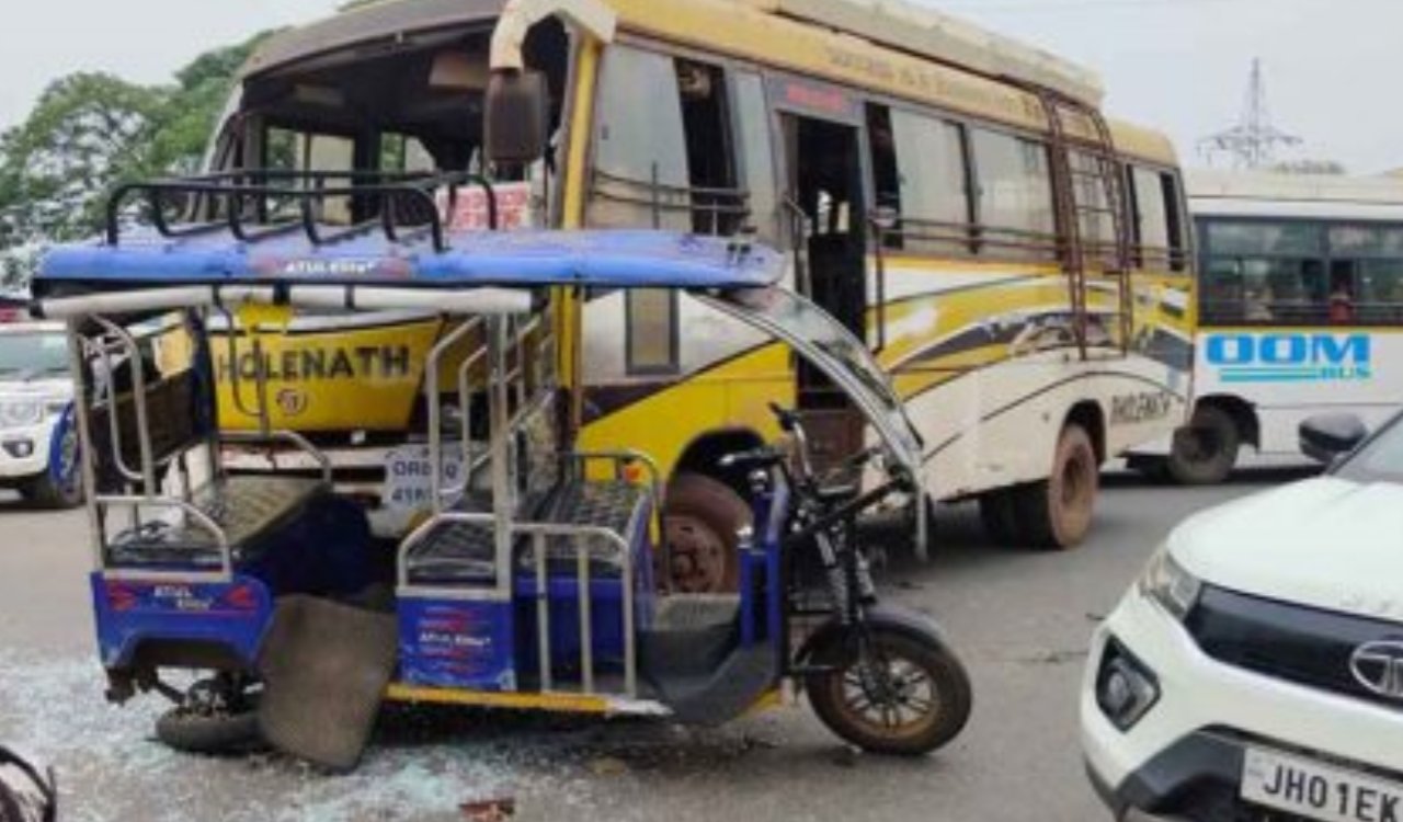 Out-of-control e-rickshaw collides with bus in Chaibasa; 4 passengers injured.