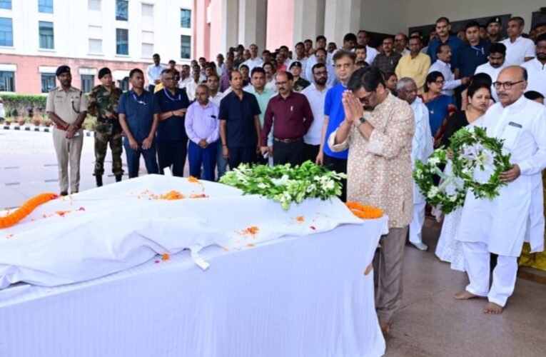 मुख्यमंत्री हेमंत सोरेन ने पूर्व मंत्री मन्नान मल्लिक को दी श्रद्धांजलि, परिजनों को बंधाया ढांढस