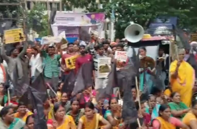 Pavement vendors stage a protest against the Ranchi Municipal Corporation's anti-encroachment drive; traffic jams plague the city for hours.