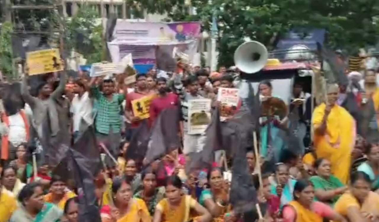 Pavement vendors stage a protest against the Ranchi Municipal Corporation's anti-encroachment drive; traffic jams plague the city for hours.