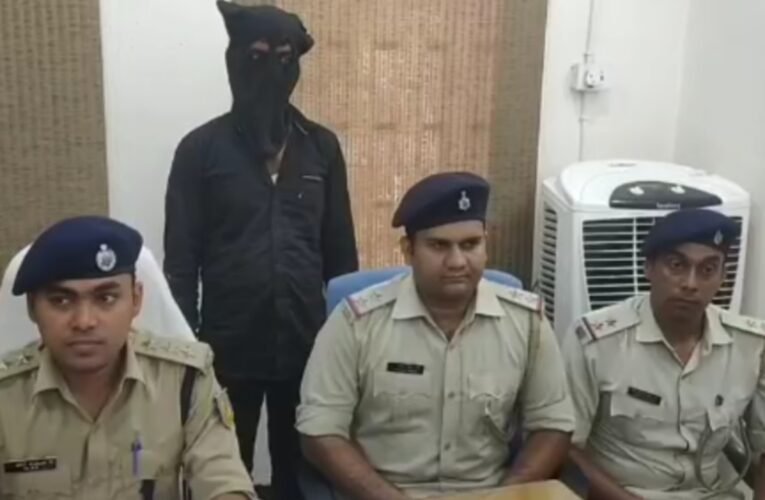 Cyber criminal arrested in Jamtara; cash worth ₹4.04 lakh, mobile phones, fake SIM cards, and a bike seized.