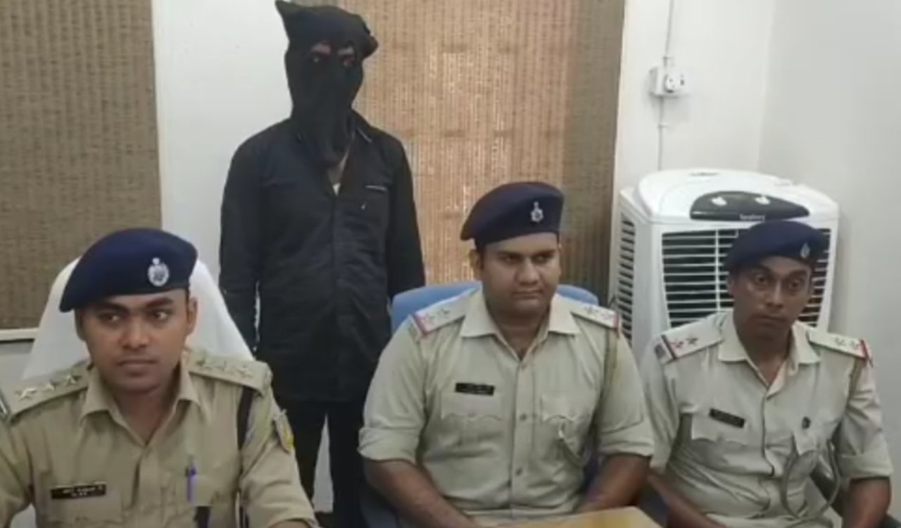 Cyber criminal arrested in Jamtara; cash worth ₹4.04 lakh, mobile phones, fake SIM cards, and a bike seized.