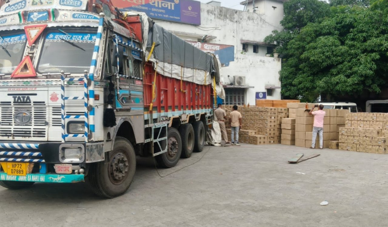 1,190 cartons of illicit liquor seized in Hazaribagh; three smugglers arrested before the consignment could be smuggled into Bihar.