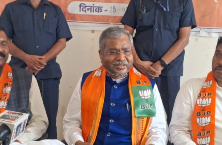 Allegations of irregularities in the DMFT fund and demands for action regarding the assault on tribal youths; Babulal Marandi speaks in Chaibasa.