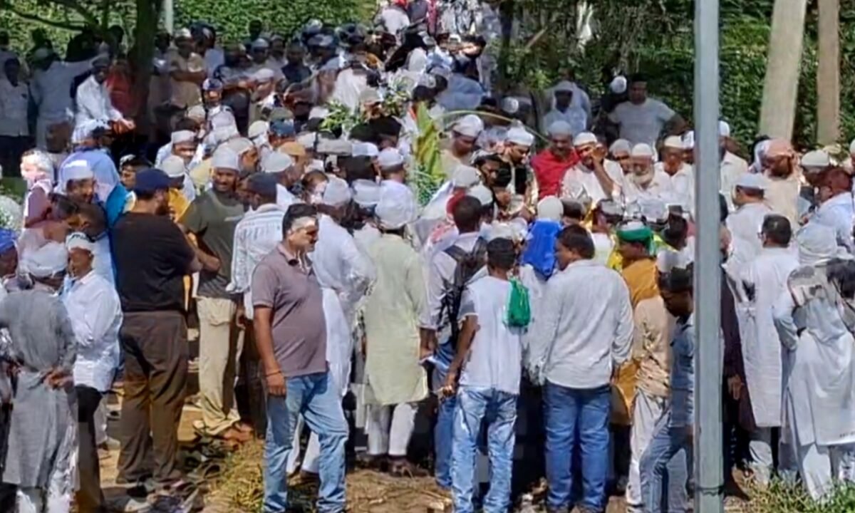 Former Minister Mannan Mallick laid to rest with state honors; massive crowd gathers at Shamsher Nagar graveyard.