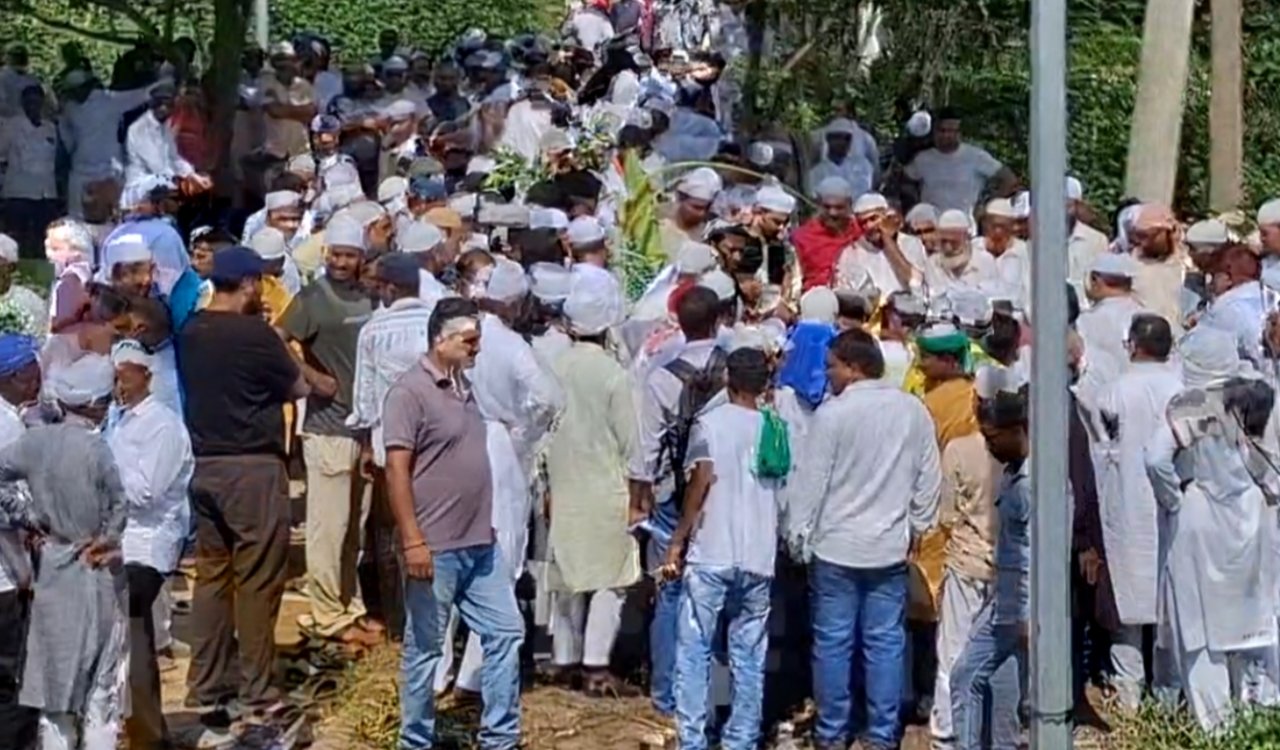 Former Minister Mannan Mallick laid to rest with state honors; massive crowd gathers at Shamsher Nagar graveyard.