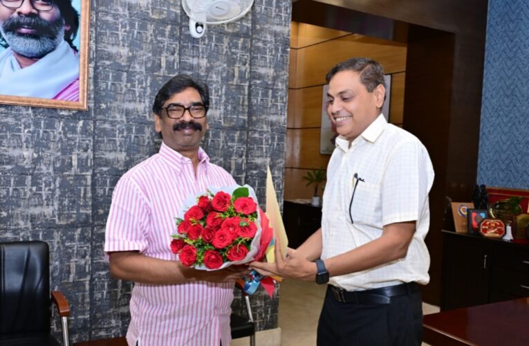 Chief Minister Hemant Soren receives invitation for the inauguration of the redeveloped Muri and Piska railway stations.