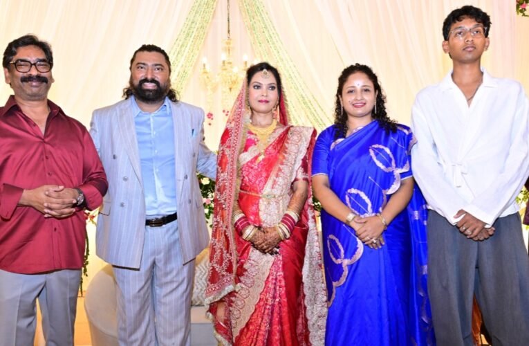 Chief Minister Hemant Soren attended MP Vijay Hansdak's reception and extended his best wishes to the newlyweds.