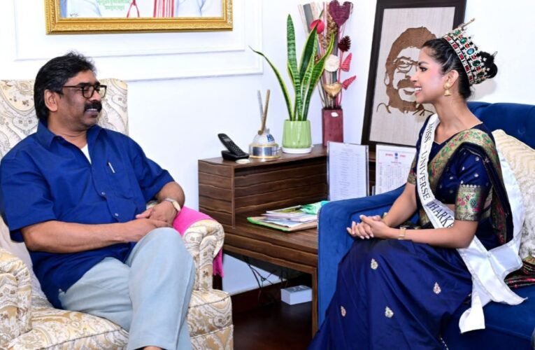 Miss Universe Jharkhand 2026 winner Deepali Riya met Chief Minister Hemant Soren.
