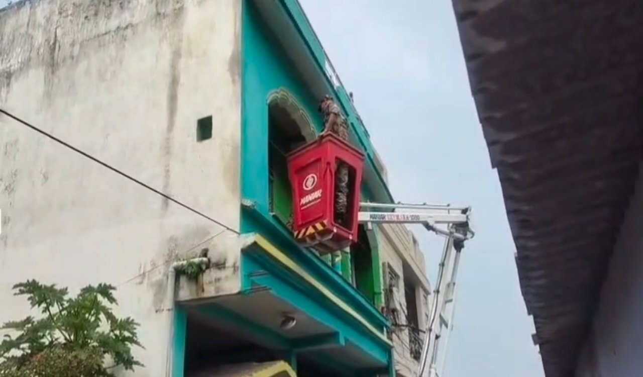 NIA investigation team enters house using a crane in Lohardaga.