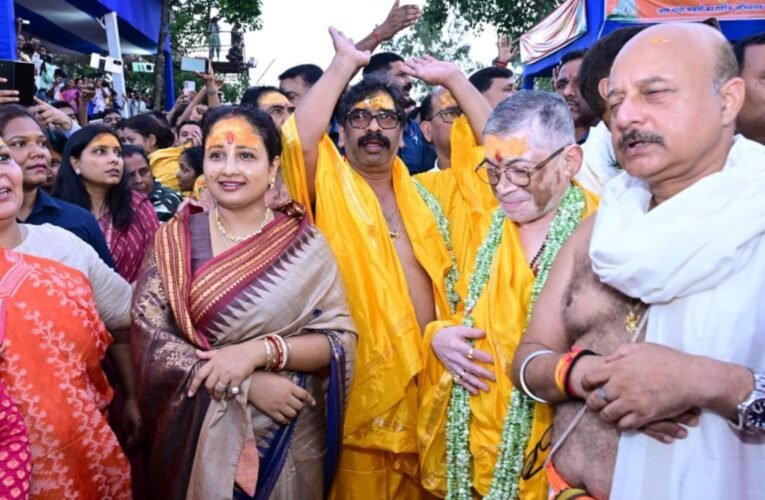 Lord Jagannath's Rath Yatra taken out with great fanfare in Ranchi; Governor and Chief Minister pulled the chariot.