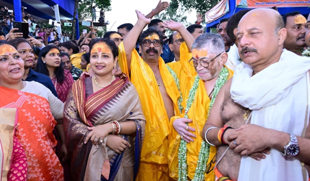 Lord Jagannath's Rath Yatra taken out with great fanfare in Ranchi; Governor and Chief Minister pulled the chariot.