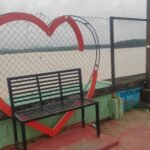 केला घाट डैम में टूटा हार्ट सेल्फी प्वाइंट, पर्यटकों ने जताई नाराजगी; प्राकृतिक सौंदर्य और आस्था का केंद्र बना पर्यटन स्थल 'Heart' selfie point collapses at Kela Ghat Dam; tourists express displeasure; the site has become a hub of natural beauty and faith.