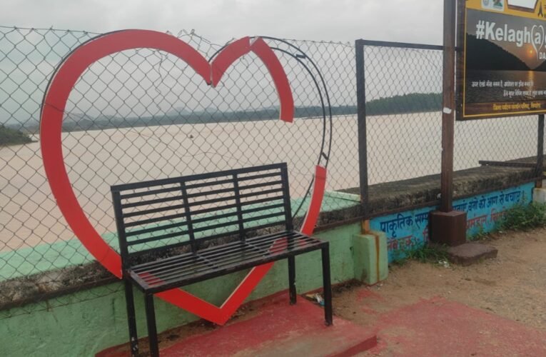 'Heart' selfie point collapses at Kela Ghat Dam; tourists express displeasure; the site has become a hub of natural beauty and faith.