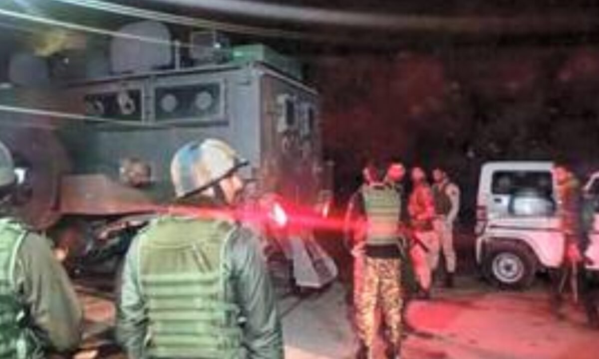 Attempt to snatch rifles from SOG personnel in Doda; youth killed in firing, three policemen injured.