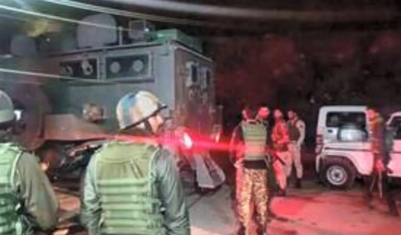 Attempt to snatch rifles from SOG personnel in Doda; youth killed in firing, three policemen injured.