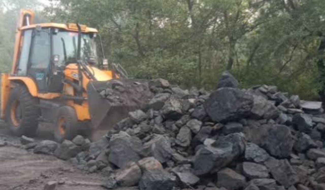 Dhanbad: Major CISF crackdown; 20 tonnes of illegal coal seized in a raid at Loyabad.
