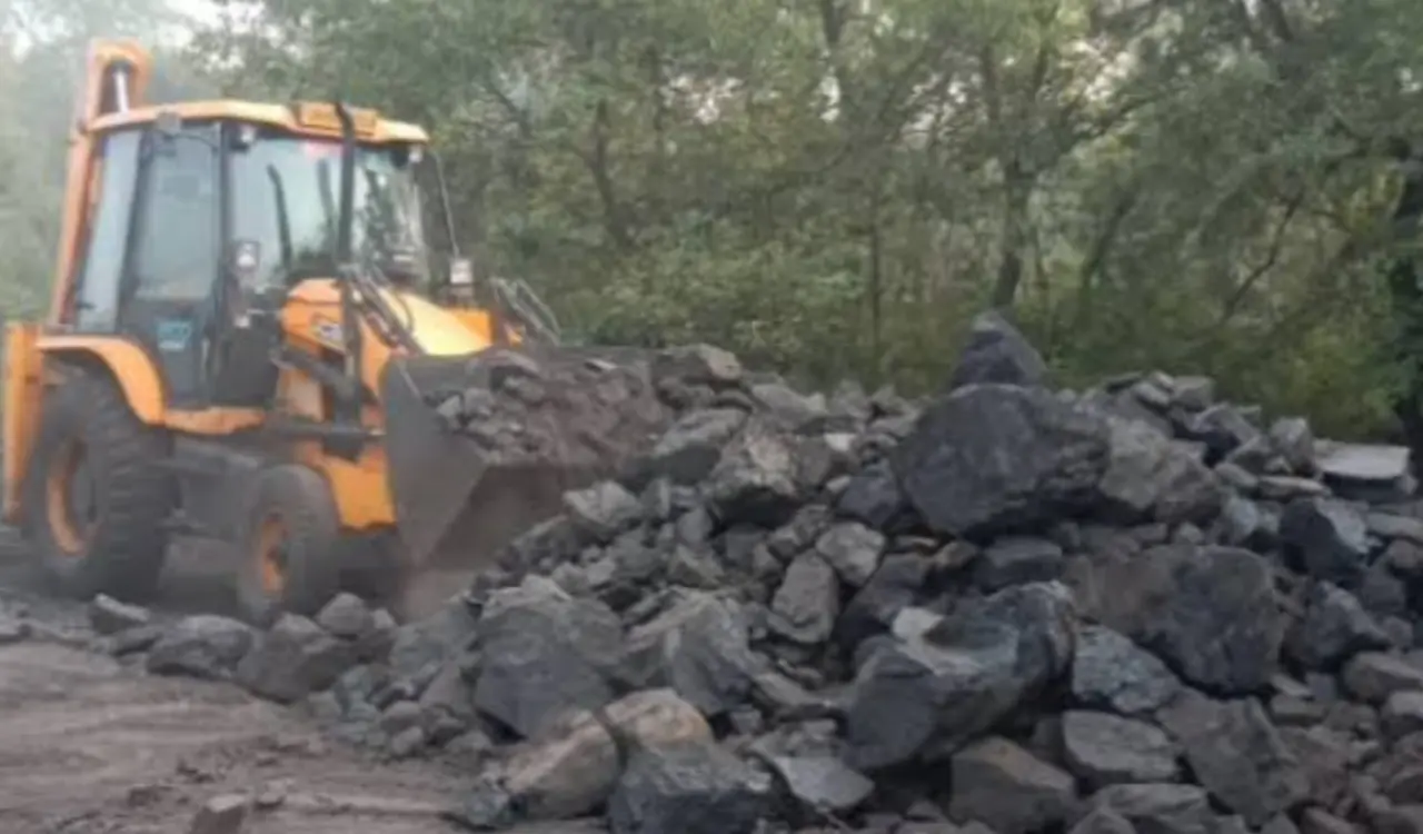 Dhanbad: Major CISF crackdown; 20 tonnes of illegal coal seized in a raid at Loyabad.