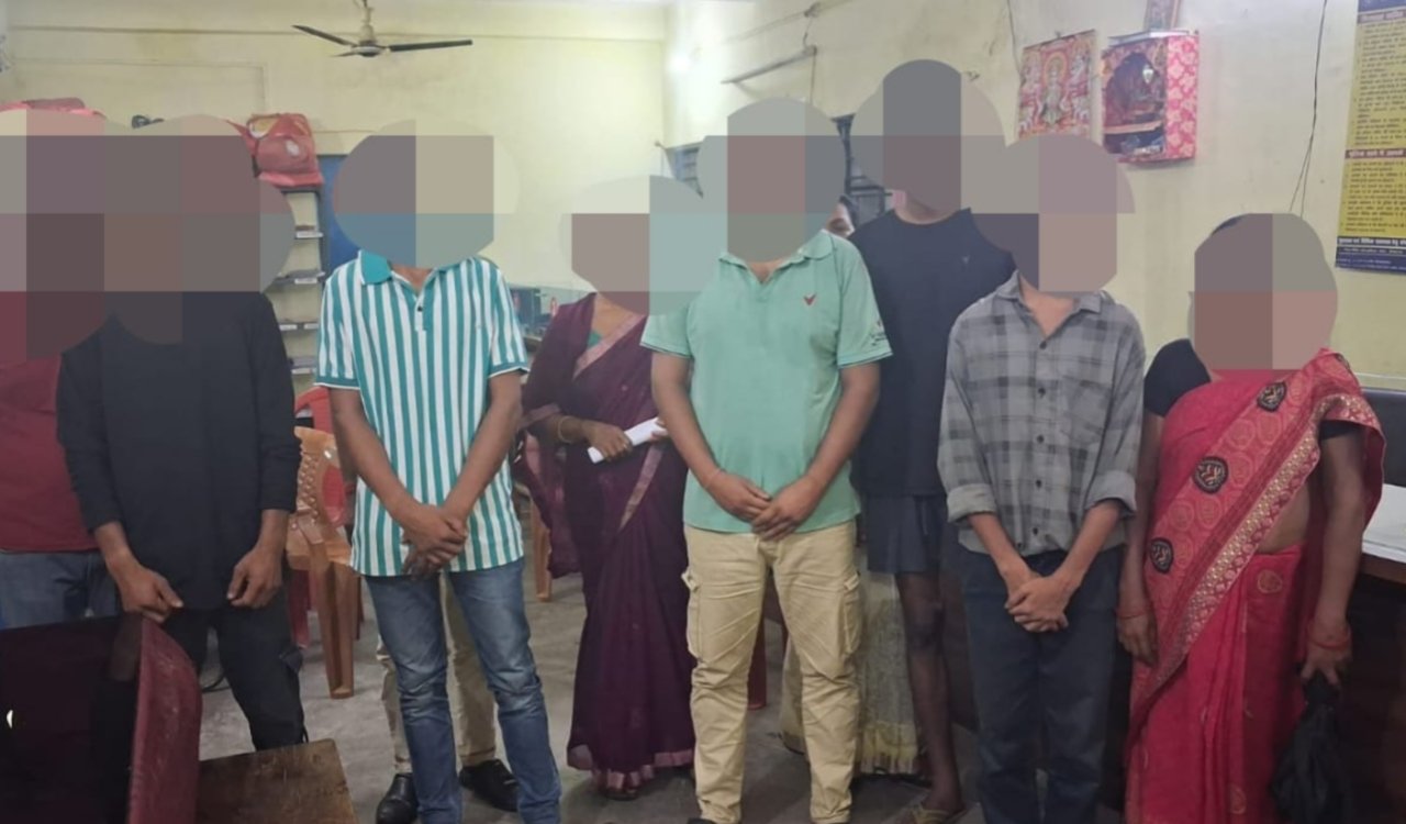 सार्वजनिक स्थलों पर अड्डेबाजी और नशाखोरी के खिलाफ सिमडेगा पुलिस का अभियान तेज, पांच युवक हिरासत में