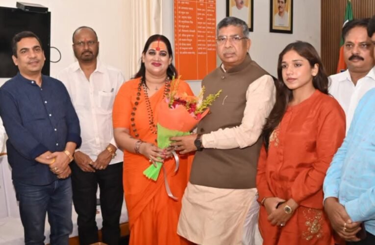 Mahamandaleshwar Mata Rajeshwari Nand Giri paid a courtesy visit to the BJP state office.