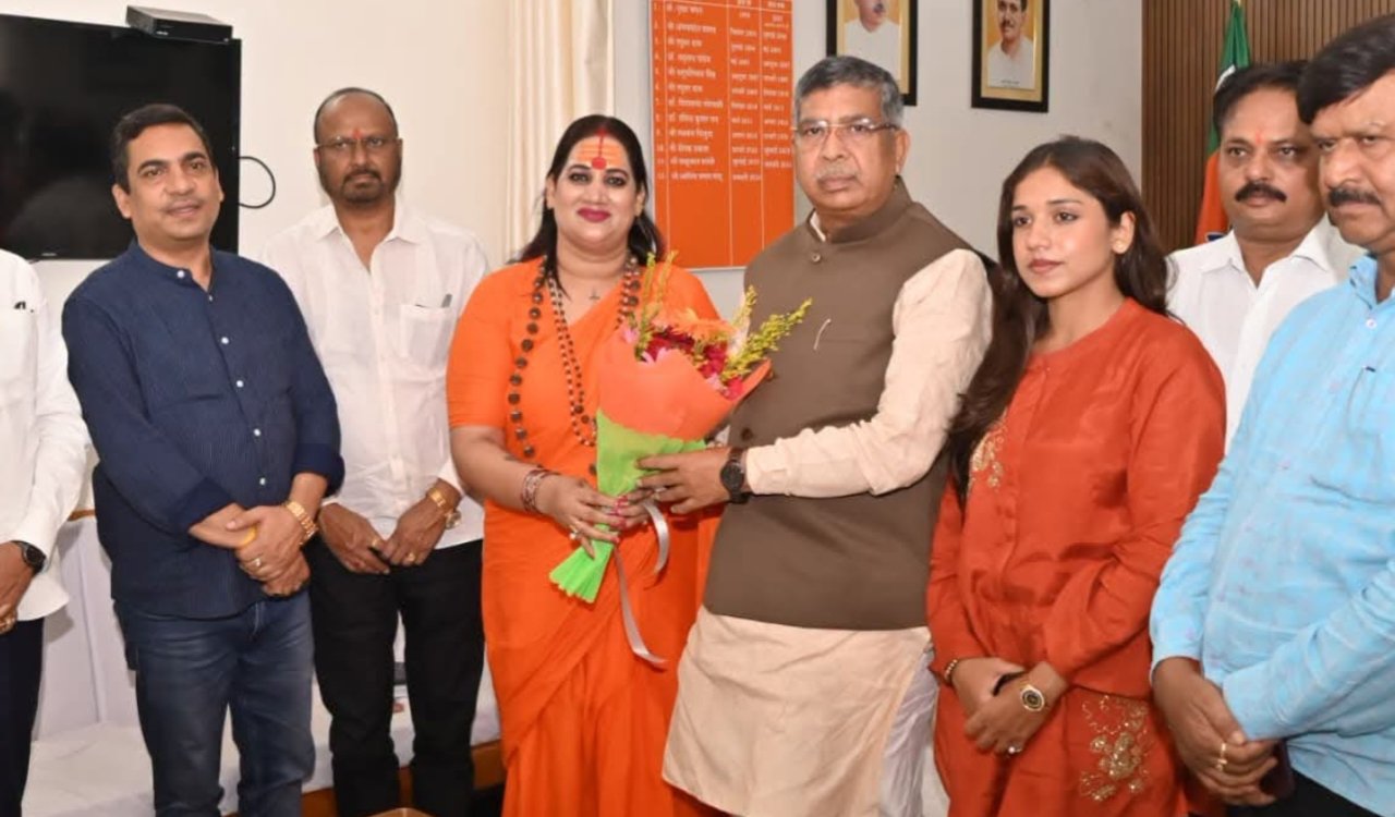 Mahamandaleshwar Mata Rajeshwari Nand Giri paid a courtesy visit to the BJP state office.