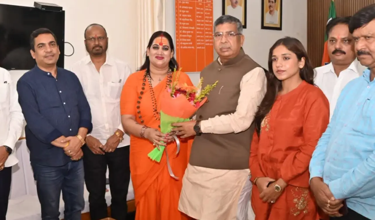 Mahamandaleshwar Mata Rajeshwari Nand Giri paid a courtesy visit to the BJP state office.