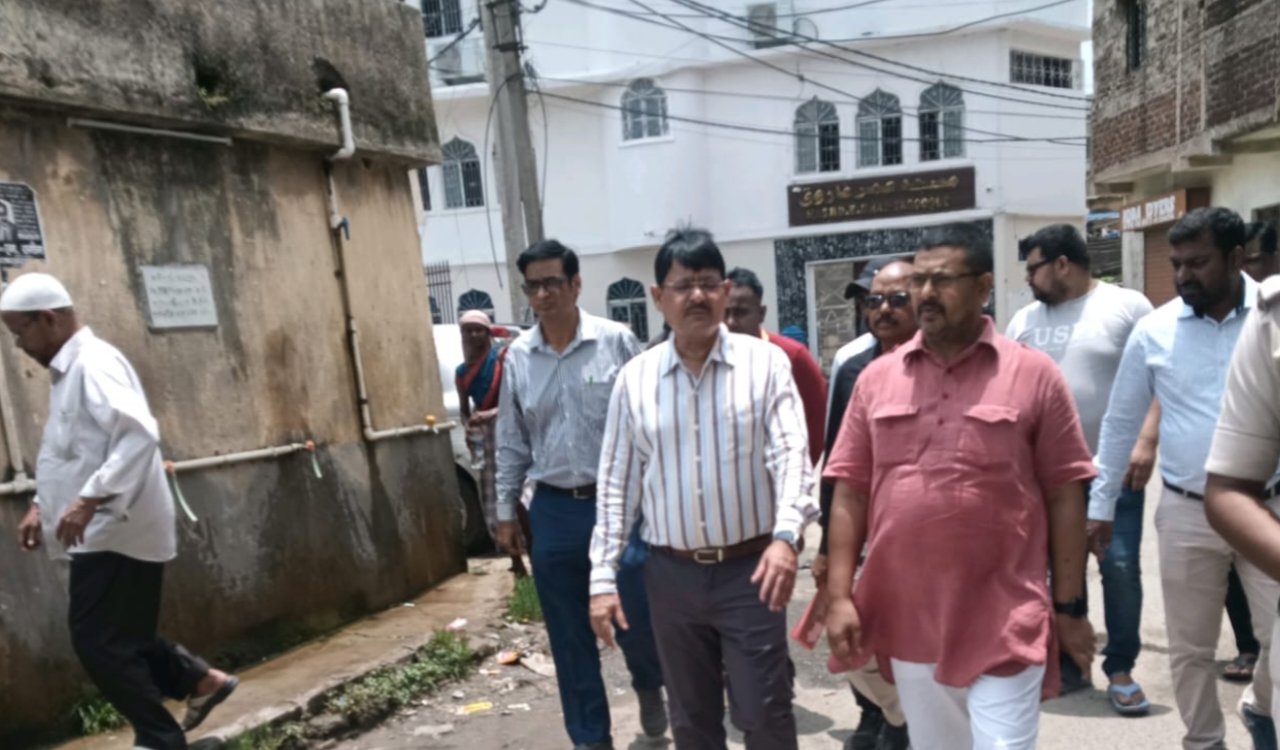 Additional Municipal Commissioner inspects government lands; issues directives to remove encroachments and prepare public utility development plans.