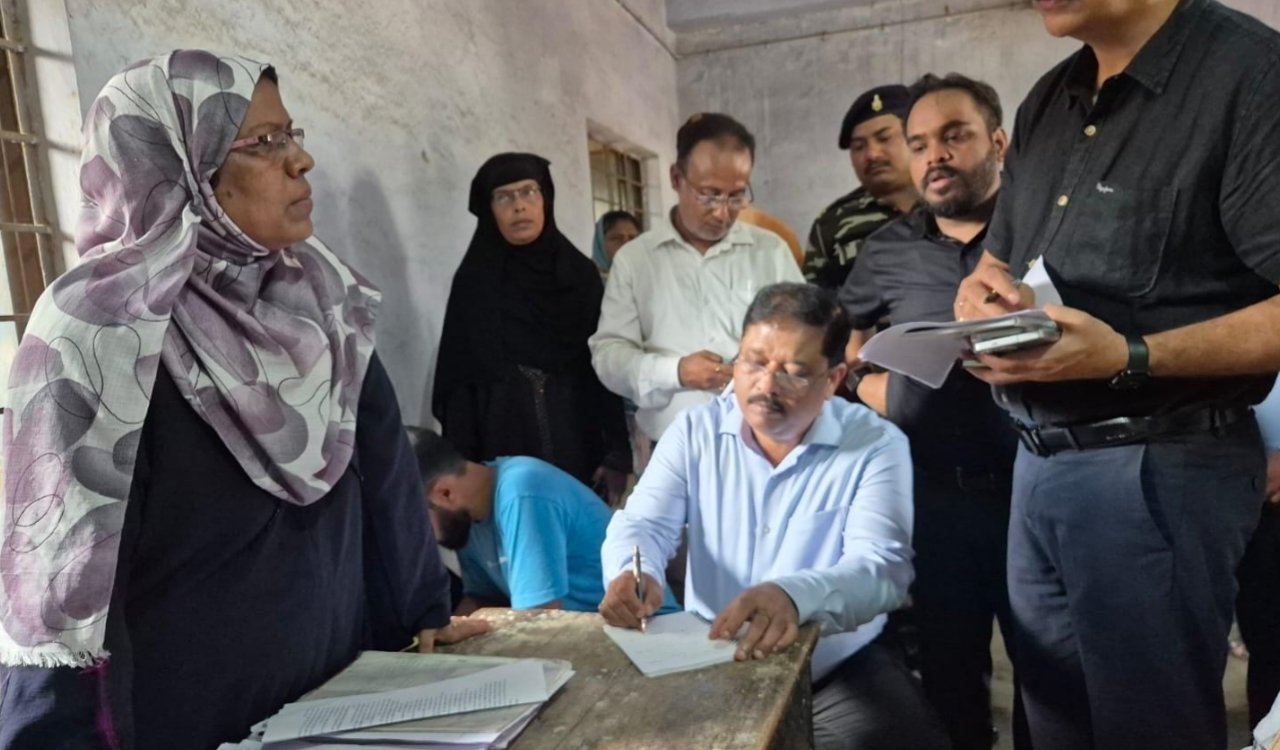 Additional Chief Electoral Officer inspects polling stations in Jamshedpur; appeals to voters to submit enumeration forms.