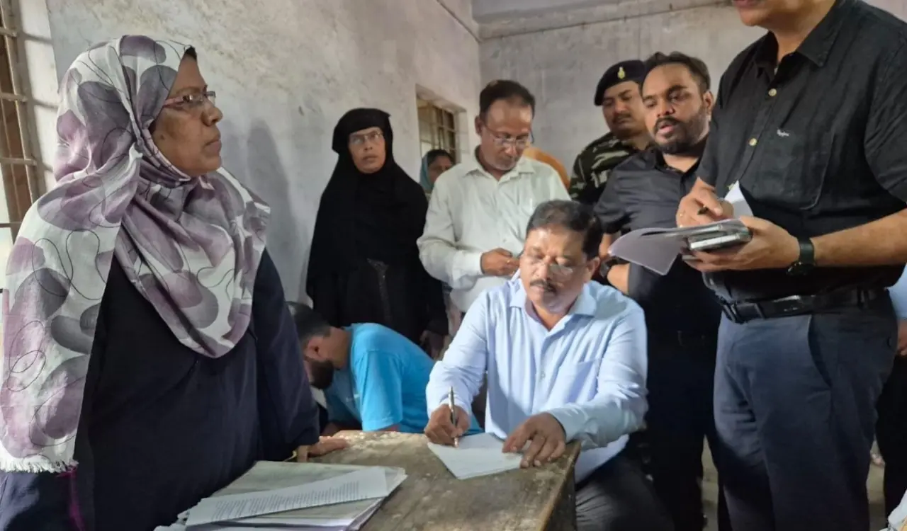 Additional Chief Electoral Officer inspects polling stations in Jamshedpur; appeals to voters to submit enumeration forms.