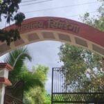 पोक्सो मामले में दोषी को 20 साल की सजा, 40 हजार रुपये जुर्माना शंभू कुमार सिंह सिमडेगा: पोक्सो अधिनियम से जुड़े एक महत्वपूर्ण मामले में सिमडेगा की विशेष अदालत ने आरोपी को 20 वर्ष के कठोर कारावास और 40 हजार रुपये जुर्माने की सजा सुनाई है। यह फैसला प्रधान जिला एवं सत्र न्यायाधीश सह विशेष न्यायाधीश (पोक्सो), सिमडेगा की अदालत ने शुक्रवार को सुनाया। मामला रेंगारीह थाना कांड संख्या-05/2023 (दिनांक 13 मई 2023) से संबंधित है। न्यायालय ने आरोपी जितेन्द्र प्रधान (पिता- टानु प्रधान, निवासी देवबहार, थाना रेंगारीह, जिला सिमडेगा) को भारतीय दंड संहिता की धारा 376(3) तथा पोक्सो अधिनियम की धारा 4/6/8 के तहत दोषी करार देते हुए 20 वर्ष के कारावास एवं 40 हजार रुपये जुर्माने की सजा सुनाई। सिमडेगा पुलिस ने मामले की वैज्ञानिक तरीके से जांच करते हुए सभी आवश्यक साक्ष्य और गवाहों को समय पर न्यायालय के समक्ष प्रस्तुत किया। इसके आधार पर अभियोजन पक्ष न्यायालय में अपना पक्ष मजबूती से रखने में सफल रहा। मामले में अभियोजन पक्ष की ओर से लोक अभियोजक निशि कच्छप ने प्रभावी पैरवी की, जबकि अनुसंधान का जिम्मा पुलिस अवर निरीक्षक उपेन्द्र कुमार ने संभाला। पुलिस अधिकारियों ने बताया कि यह फैसला पीड़ितों को न्याय दिलाने और महिलाओं एवं बच्चों के खिलाफ अपराध करने वालों के लिए कड़ा संदेश है।