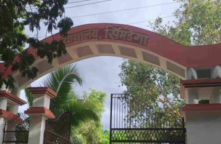 शंभू कुमार सिंह सिमडेगा: पोक्सो अधिनियम से जुड़े एक महत्वपूर्ण मामले में सिमडेगा की विशेष अदालत ने आरोपी को 20 वर्ष के कठोर कारावास और 40 हजार रुपये जुर्माने की सजा सुनाई है। यह फैसला प्रधान जिला एवं सत्र न्यायाधीश सह विशेष न्यायाधीश (पोक्सो), सिमडेगा की अदालत ने शुक्रवार को सुनाया। मामला रेंगारीह थाना कांड संख्या-05/2023 (दिनांक 13 मई 2023) से संबंधित है। न्यायालय ने आरोपी जितेन्द्र प्रधान (पिता- टानु प्रधान, निवासी देवबहार, थाना रेंगारीह, जिला सिमडेगा) को भारतीय दंड संहिता की धारा 376(3) तथा पोक्सो अधिनियम की धारा 4/6/8 के तहत दोषी करार देते हुए 20 वर्ष के कारावास एवं 40 हजार रुपये जुर्माने की सजा सुनाई। सिमडेगा पुलिस ने मामले की वैज्ञानिक तरीके से जांच करते हुए सभी आवश्यक साक्ष्य और गवाहों को समय पर न्यायालय के समक्ष प्रस्तुत किया। इसके आधार पर अभियोजन पक्ष न्यायालय में अपना पक्ष मजबूती से रखने में सफल रहा। मामले में अभियोजन पक्ष की ओर से लोक अभियोजक निशि कच्छप ने प्रभावी पैरवी की, जबकि अनुसंधान का जिम्मा पुलिस अवर निरीक्षक उपेन्द्र कुमार ने संभाला। पुलिस अधिकारियों ने बताया कि यह फैसला पीड़ितों को न्याय दिलाने और महिलाओं एवं बच्चों के खिलाफ अपराध करने वालों के लिए कड़ा संदेश है।
