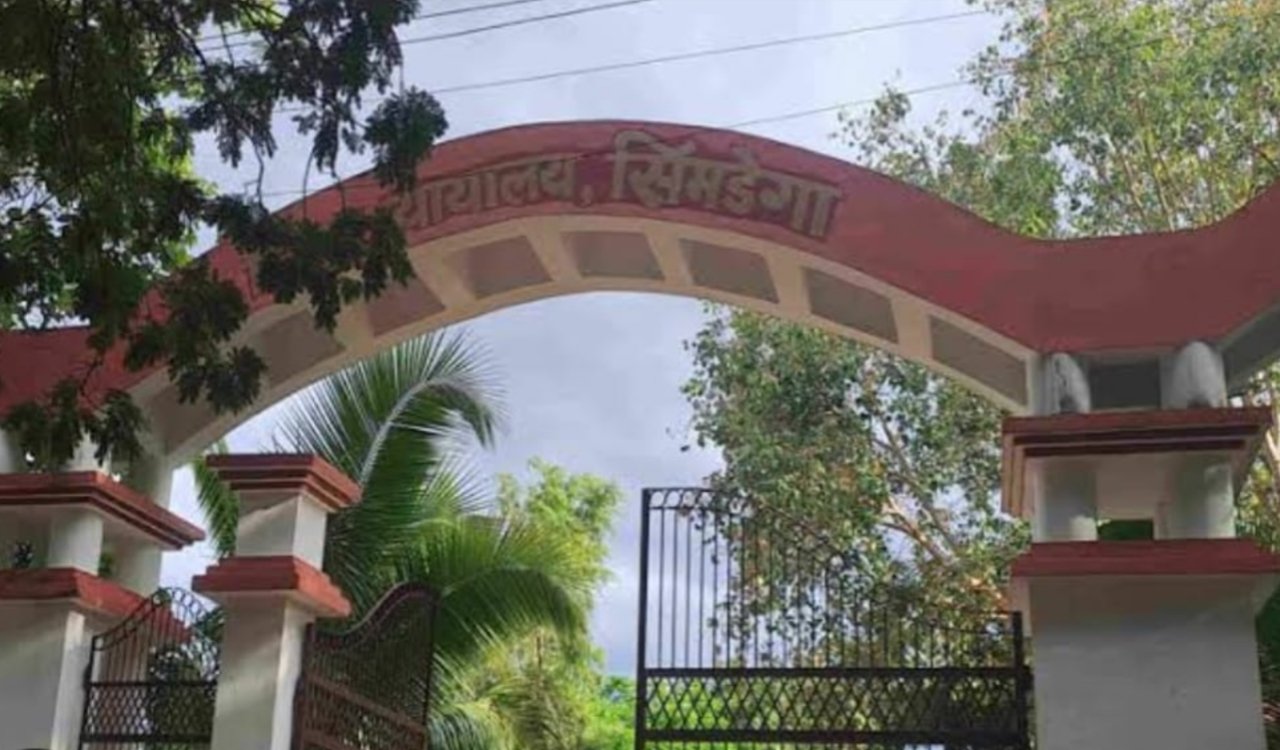 शंभू कुमार सिंह सिमडेगा: पोक्सो अधिनियम से जुड़े एक महत्वपूर्ण मामले में सिमडेगा की विशेष अदालत ने आरोपी को 20 वर्ष के कठोर कारावास और 40 हजार रुपये जुर्माने की सजा सुनाई है। यह फैसला प्रधान जिला एवं सत्र न्यायाधीश सह विशेष न्यायाधीश (पोक्सो), सिमडेगा की अदालत ने शुक्रवार को सुनाया। मामला रेंगारीह थाना कांड संख्या-05/2023 (दिनांक 13 मई 2023) से संबंधित है। न्यायालय ने आरोपी जितेन्द्र प्रधान (पिता- टानु प्रधान, निवासी देवबहार, थाना रेंगारीह, जिला सिमडेगा) को भारतीय दंड संहिता की धारा 376(3) तथा पोक्सो अधिनियम की धारा 4/6/8 के तहत दोषी करार देते हुए 20 वर्ष के कारावास एवं 40 हजार रुपये जुर्माने की सजा सुनाई। सिमडेगा पुलिस ने मामले की वैज्ञानिक तरीके से जांच करते हुए सभी आवश्यक साक्ष्य और गवाहों को समय पर न्यायालय के समक्ष प्रस्तुत किया। इसके आधार पर अभियोजन पक्ष न्यायालय में अपना पक्ष मजबूती से रखने में सफल रहा। मामले में अभियोजन पक्ष की ओर से लोक अभियोजक निशि कच्छप ने प्रभावी पैरवी की, जबकि अनुसंधान का जिम्मा पुलिस अवर निरीक्षक उपेन्द्र कुमार ने संभाला। पुलिस अधिकारियों ने बताया कि यह फैसला पीड़ितों को न्याय दिलाने और महिलाओं एवं बच्चों के खिलाफ अपराध करने वालों के लिए कड़ा संदेश है।