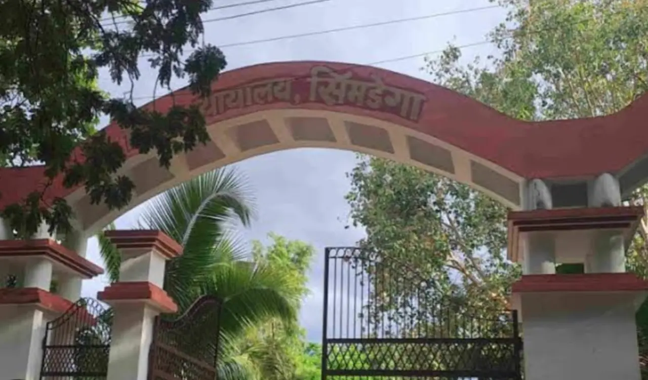 शंभू कुमार सिंह सिमडेगा: पोक्सो अधिनियम से जुड़े एक महत्वपूर्ण मामले में सिमडेगा की विशेष अदालत ने आरोपी को 20 वर्ष के कठोर कारावास और 40 हजार रुपये जुर्माने की सजा सुनाई है। यह फैसला प्रधान जिला एवं सत्र न्यायाधीश सह विशेष न्यायाधीश (पोक्सो), सिमडेगा की अदालत ने शुक्रवार को सुनाया। मामला रेंगारीह थाना कांड संख्या-05/2023 (दिनांक 13 मई 2023) से संबंधित है। न्यायालय ने आरोपी जितेन्द्र प्रधान (पिता- टानु प्रधान, निवासी देवबहार, थाना रेंगारीह, जिला सिमडेगा) को भारतीय दंड संहिता की धारा 376(3) तथा पोक्सो अधिनियम की धारा 4/6/8 के तहत दोषी करार देते हुए 20 वर्ष के कारावास एवं 40 हजार रुपये जुर्माने की सजा सुनाई। सिमडेगा पुलिस ने मामले की वैज्ञानिक तरीके से जांच करते हुए सभी आवश्यक साक्ष्य और गवाहों को समय पर न्यायालय के समक्ष प्रस्तुत किया। इसके आधार पर अभियोजन पक्ष न्यायालय में अपना पक्ष मजबूती से रखने में सफल रहा। मामले में अभियोजन पक्ष की ओर से लोक अभियोजक निशि कच्छप ने प्रभावी पैरवी की, जबकि अनुसंधान का जिम्मा पुलिस अवर निरीक्षक उपेन्द्र कुमार ने संभाला। पुलिस अधिकारियों ने बताया कि यह फैसला पीड़ितों को न्याय दिलाने और महिलाओं एवं बच्चों के खिलाफ अपराध करने वालों के लिए कड़ा संदेश है।
