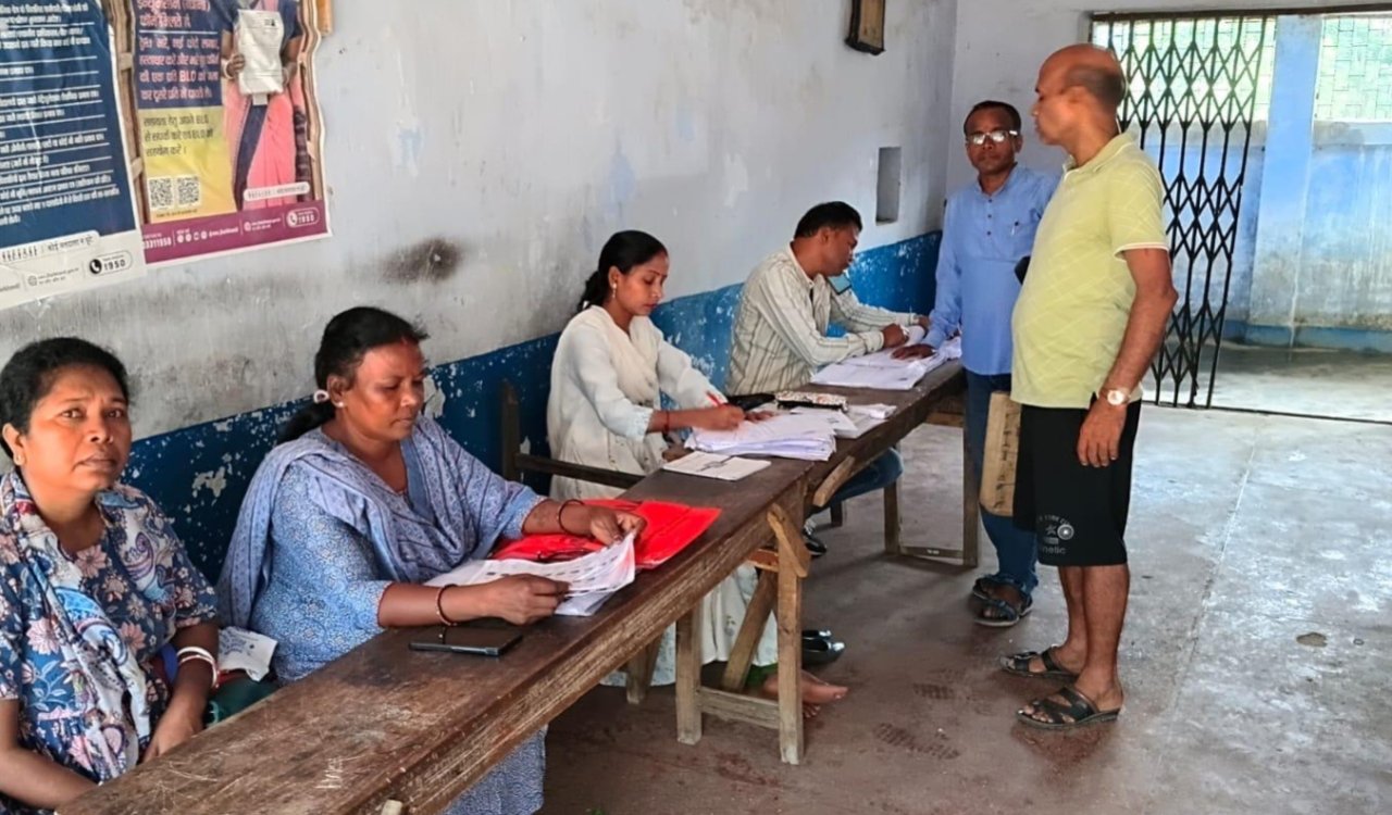 Special camps set up at polling stations in Ranchi under SIR-2026; voters turn out in large numbers.
