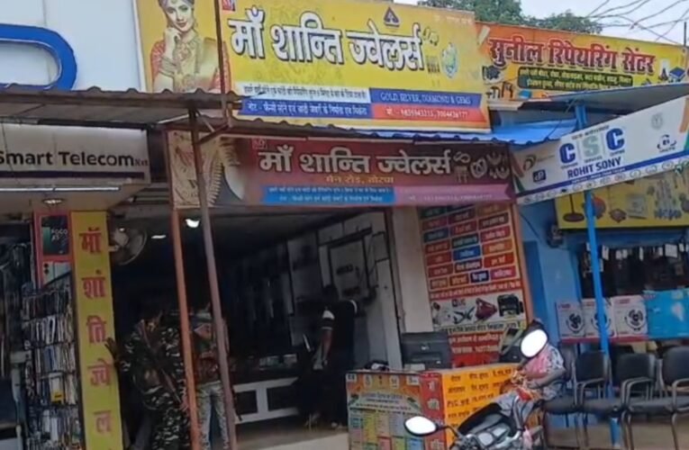 Theft worth lakhs at a jewellery shop and a wine shop in Torpa; thieves caught on CCTV.