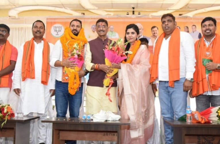 BJP holds a joining ceremony in Tupudana; social worker Sumit Dubey and his supporters join the party.